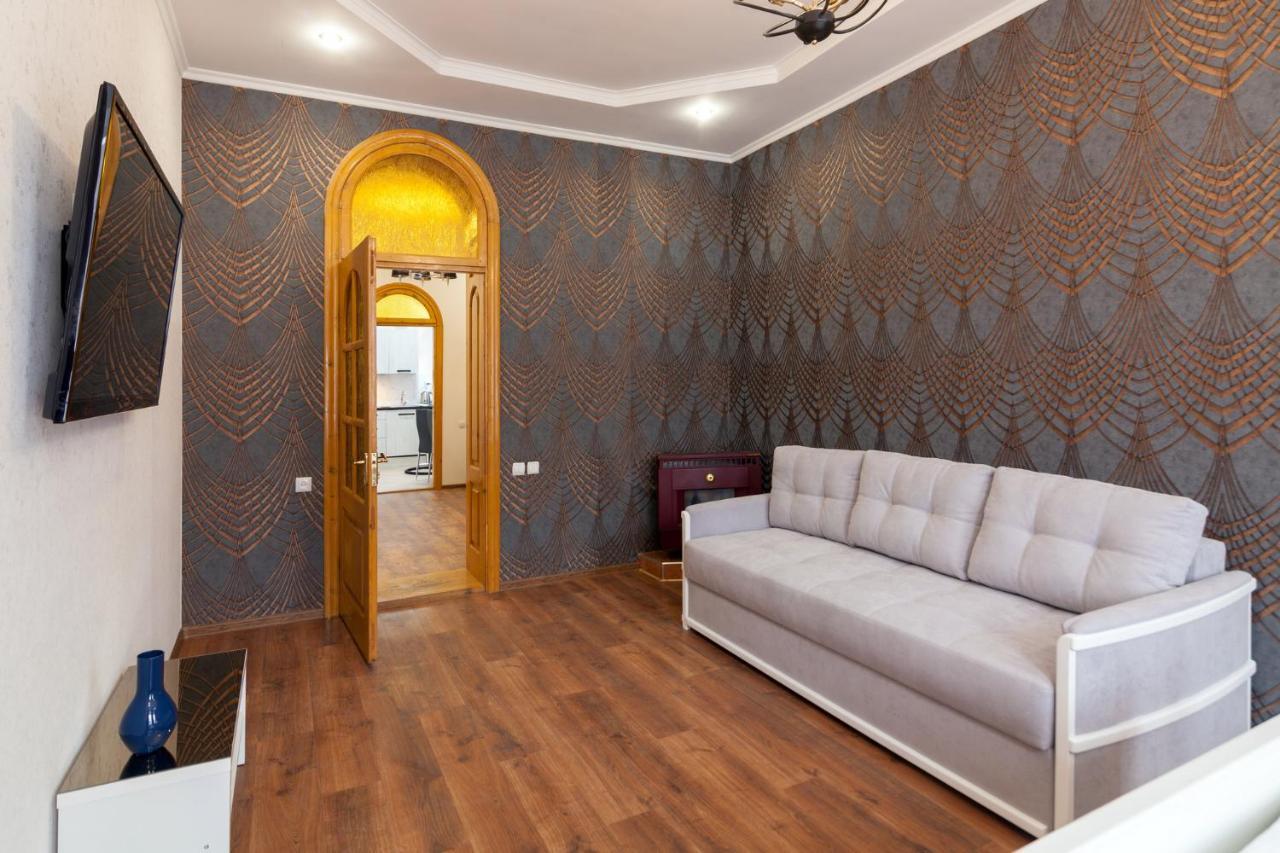 Leogrand Apartments Panteleimona Kulisha 27 Lviv Exteriör bild