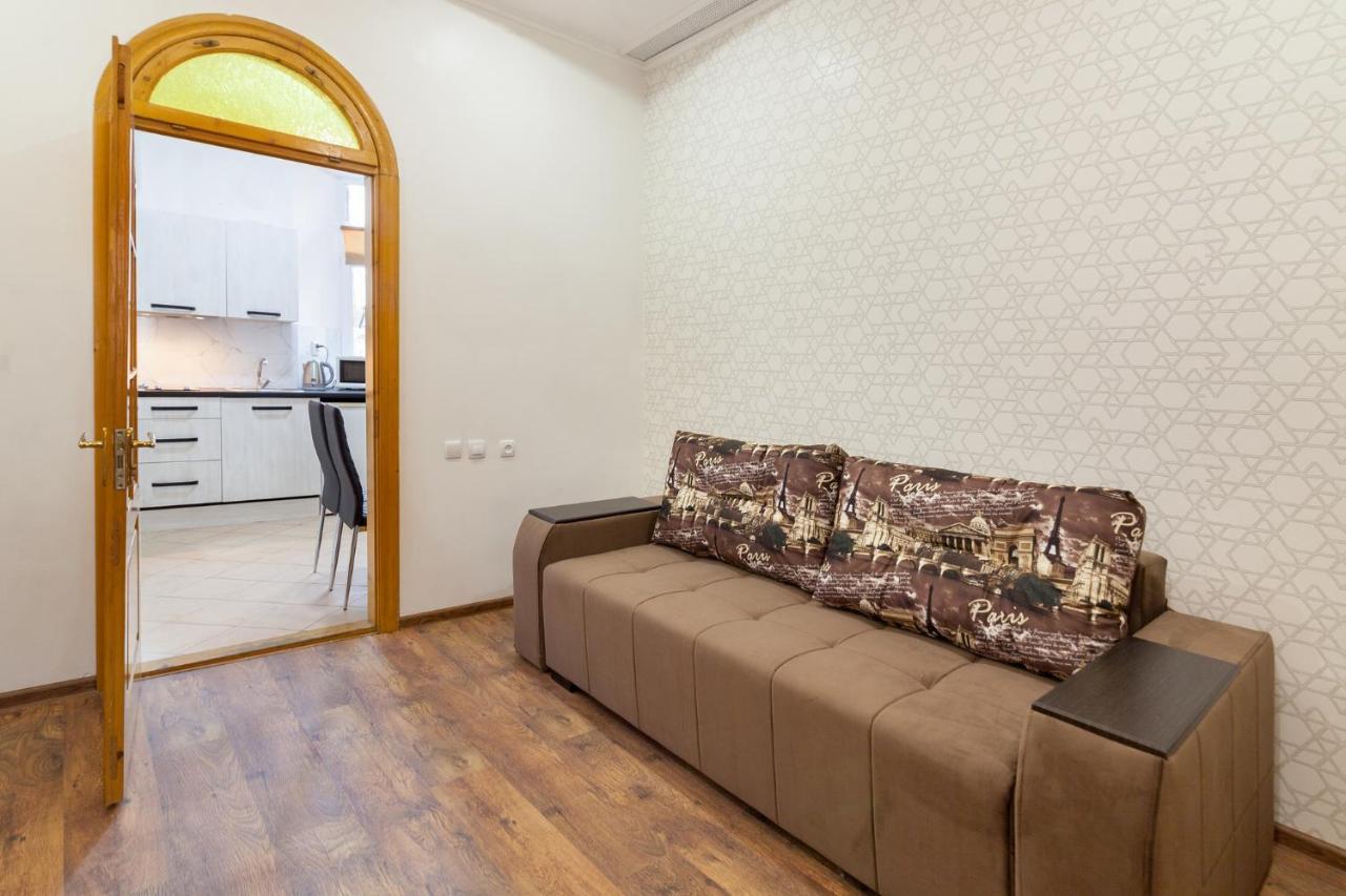 Leogrand Apartments Panteleimona Kulisha 27 Lviv Exteriör bild